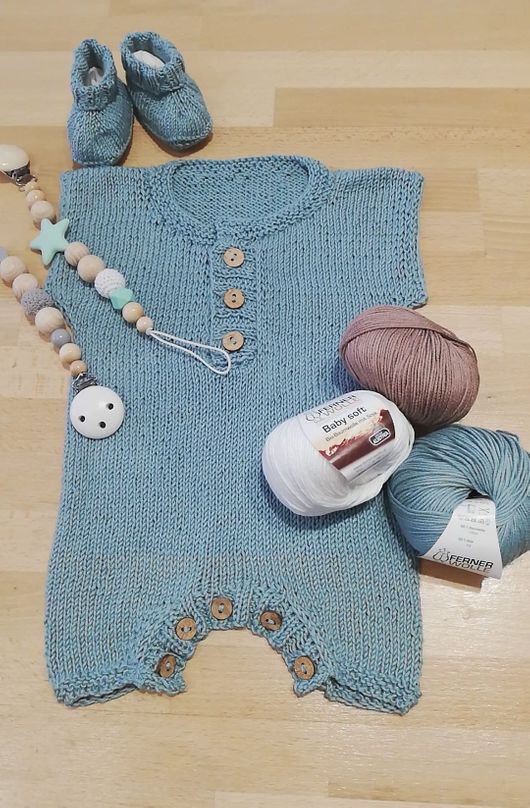 Babystrampler und Schuhe aus Wolle gestrickt